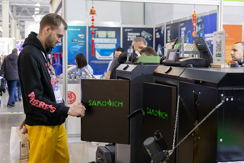 Выставка 28 aquatherm moscow посетитель у стенда Сантехснаб